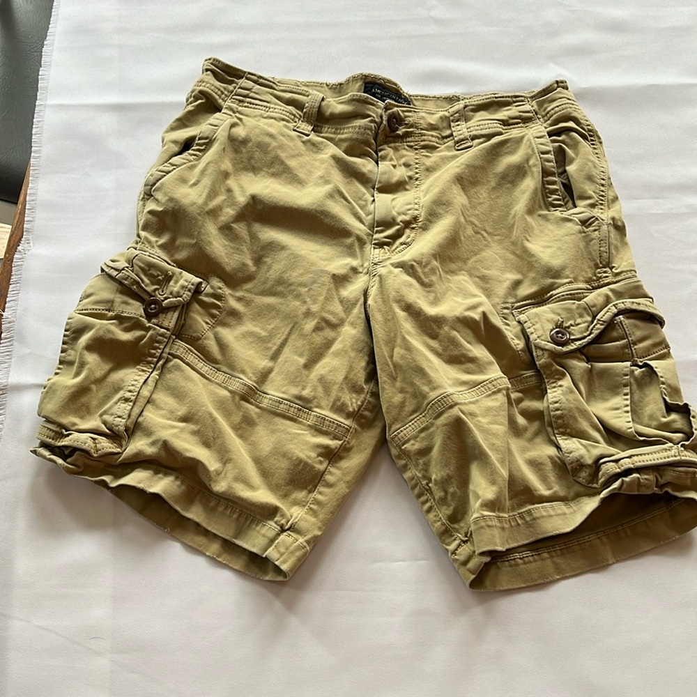 American Eagle classic khaki cargo shorts!